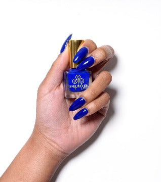  This deep blue nail polish will make sure you dont go unnoticed.
